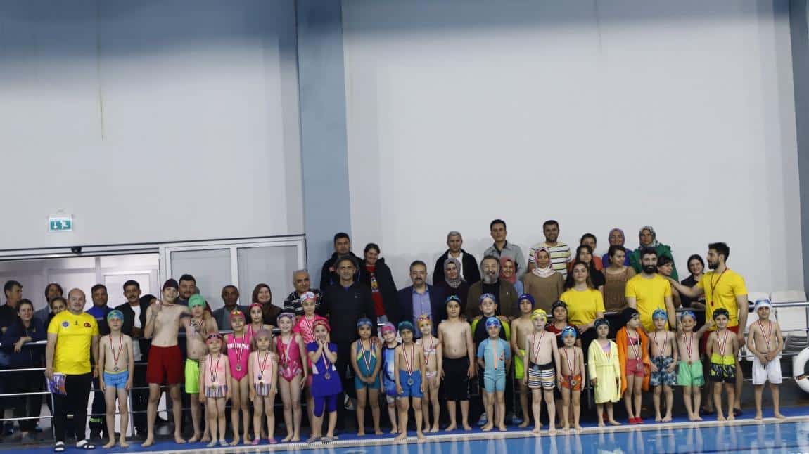 Hayat Boyu Öğrenme Haftası'nda Yüzme Yarışmaları Yapıldı